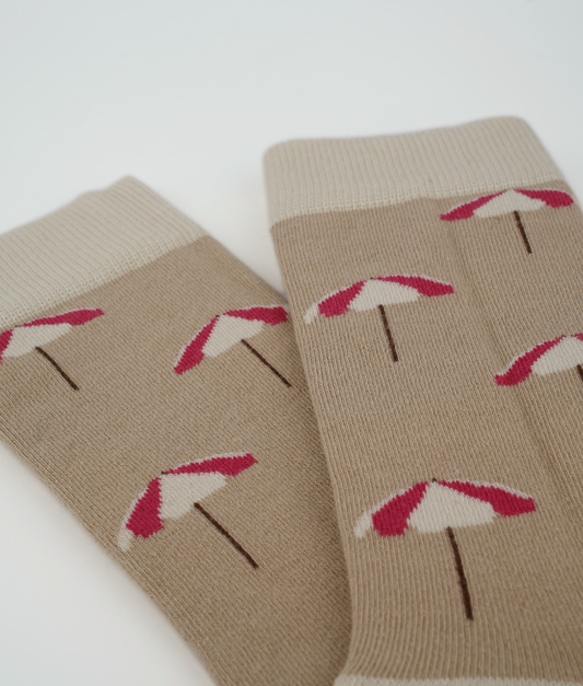 Chaussettes fantaisie en coton biologique roses, blanches et beiges avec motif de parasols