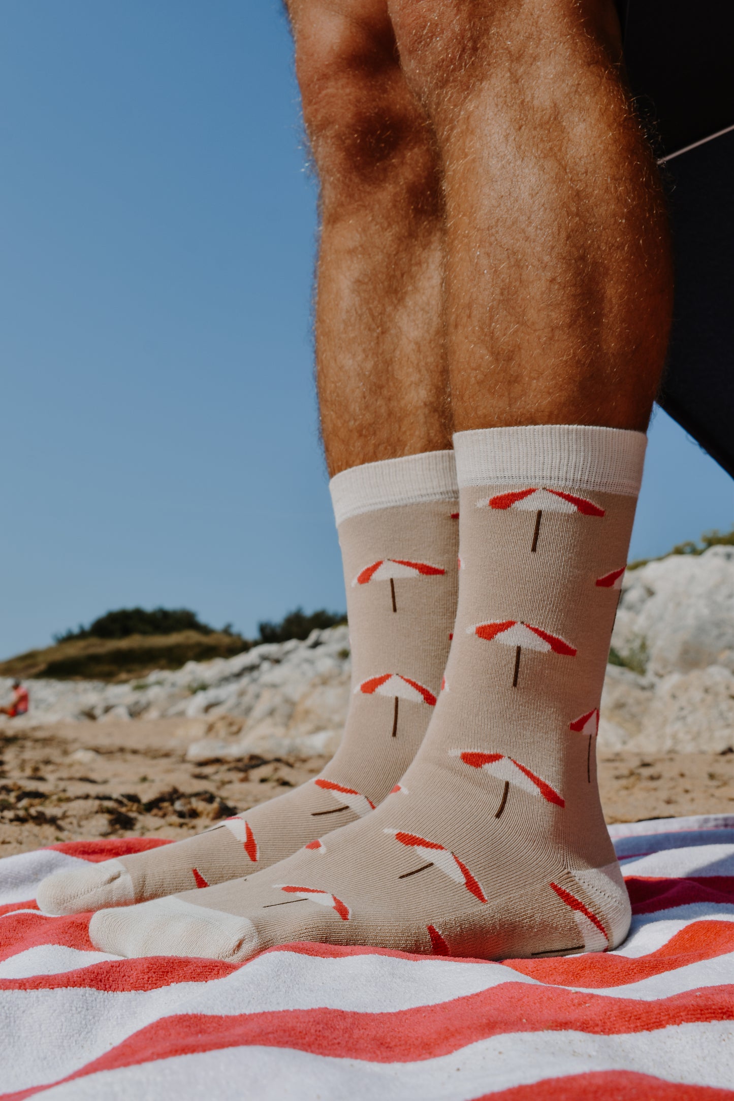 Chaussettes fantaisie en coton biologique beiges avec motif de parasols roses et blancs