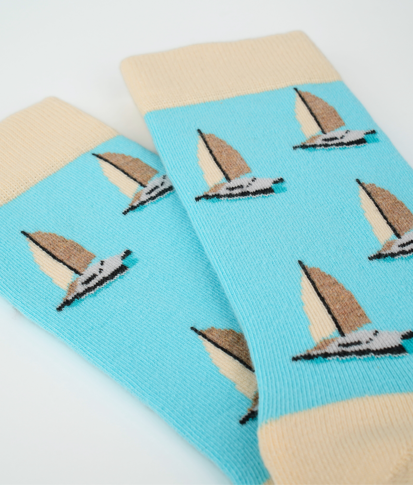 Chaussettes fantaisie en coton biologique bleues et crème avec motif de catamaran