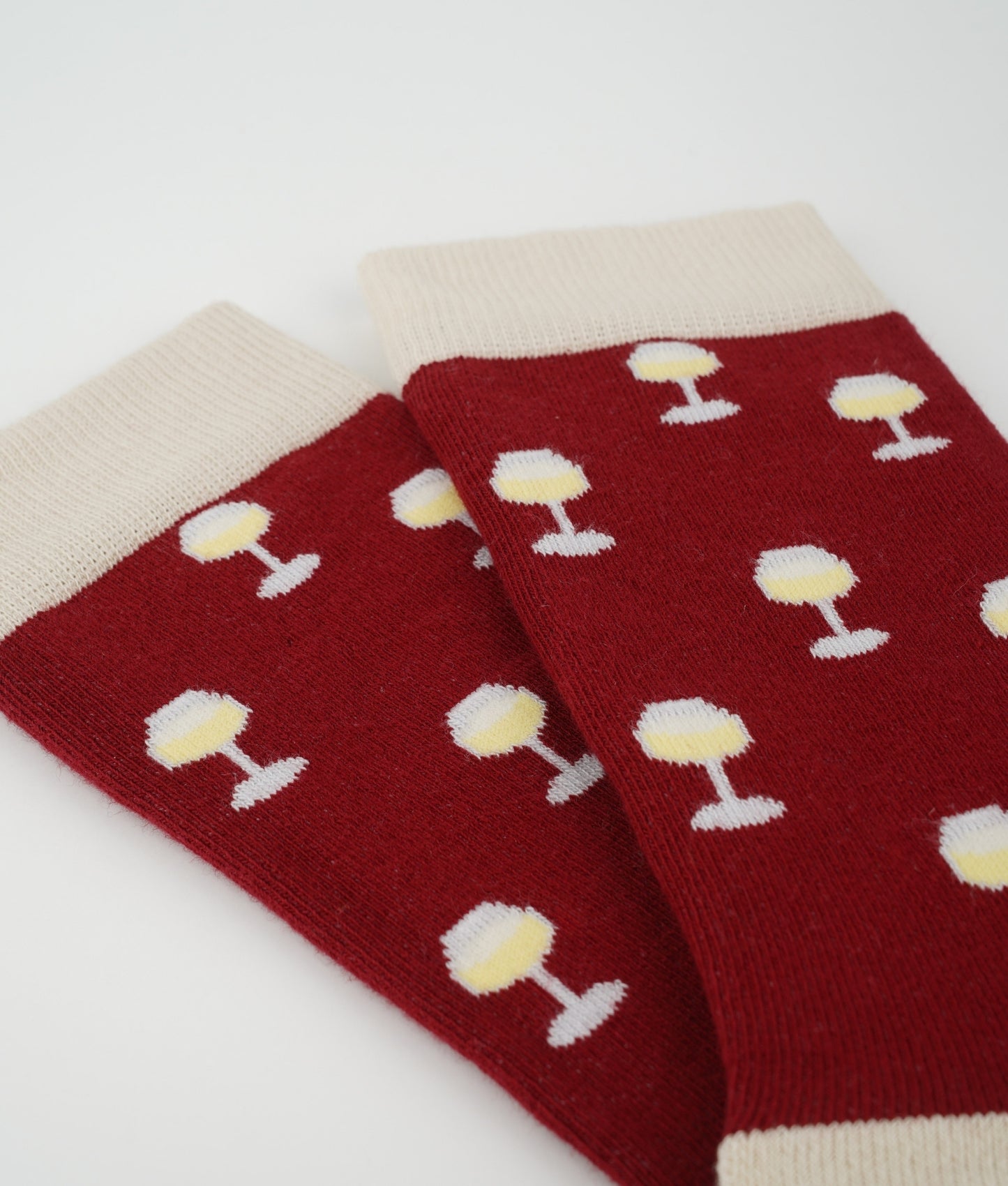 Chaussettes fantaisie en coton biologique bordeaux avec motif de verres de vin blanc