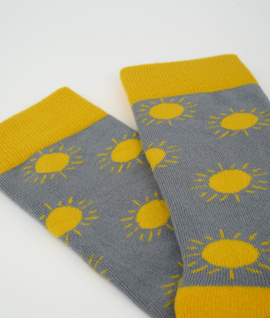 Chaussettes fantaisie en coton biologique grises et jaunes avec motif de soleil