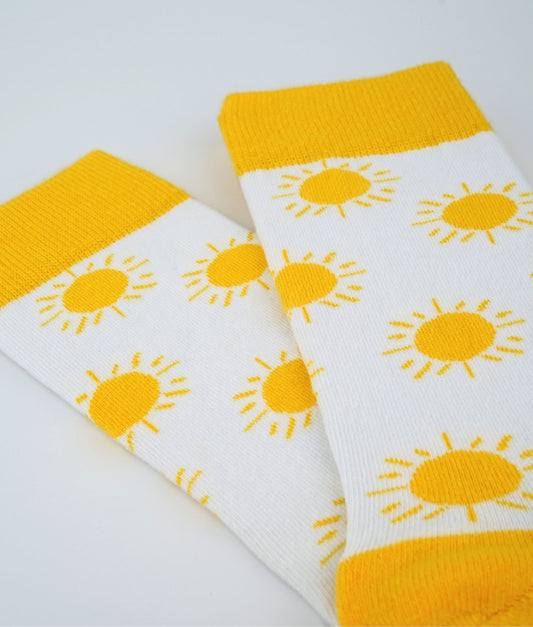 Chaussettes fantaisie en coton biologique jaunes avec motif de soleils
