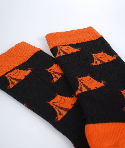 Chaussettes fantaisie noires à motif de tentes de camping, parfaites pour les amoureux d’aventure et de plein air. Fabriquées en Europe en coton biologique, elles offrent confort, douceur et résistance au quotidien.