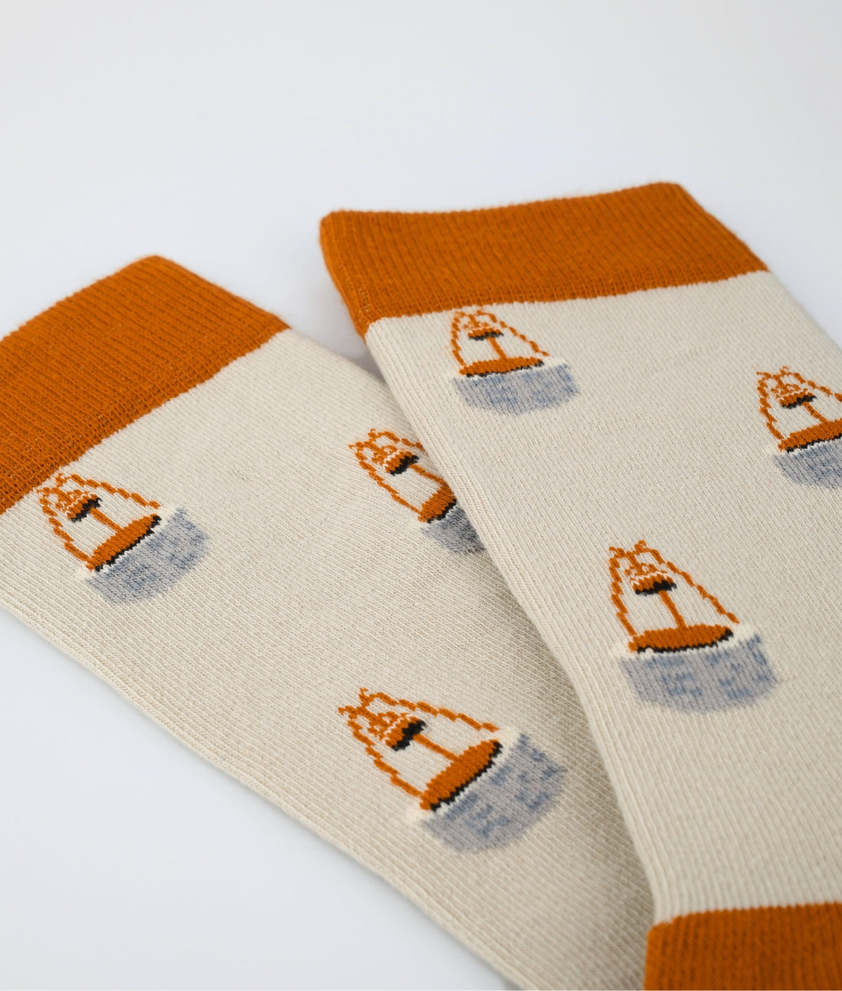 Chaussettes fantaisie à motif de puits. Tricotées en Europe en coton biologique, elles offrent confort, résistance et finitions plates sans couture.