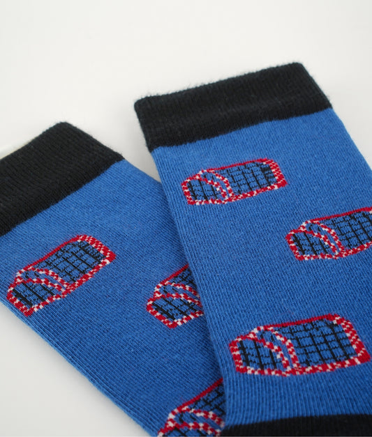 Chaussettes fantaisie bleues à motif de casiers à crabes, inspirées de l’univers des pêcheurs du littoral. Fabriquées en Europe en coton biologique, elles offrent confort, douceur et une touche marine originale au quotidien.