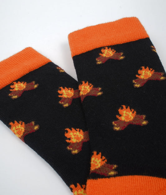 Chaussettes fantaisie à motif de feux de camp et camping, inspirées des escapades en pleine nature. Fabriquées en Europe en coton biologique, elles apportent confort, douceur et une touche d’aventure à vos tenues du quotidien.