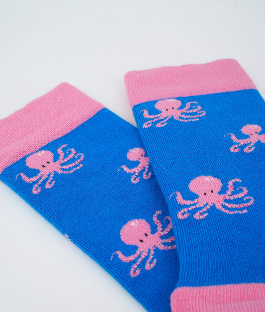 Chaussettes fantaisie roses et bleues à motif de pieuvres.