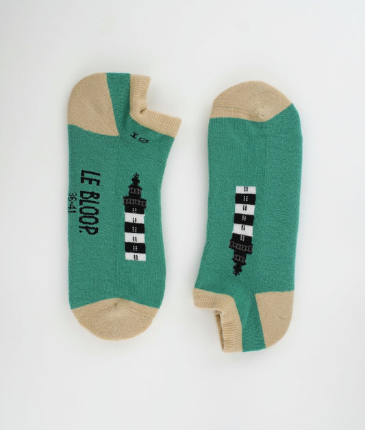 Socquettes fantaisie vertes à motif de phares du bord de mer. Fabriquées en Europe en coton biologique, elles célèbrent l'univers marin avec un style original, confortable et durable au quotidien.