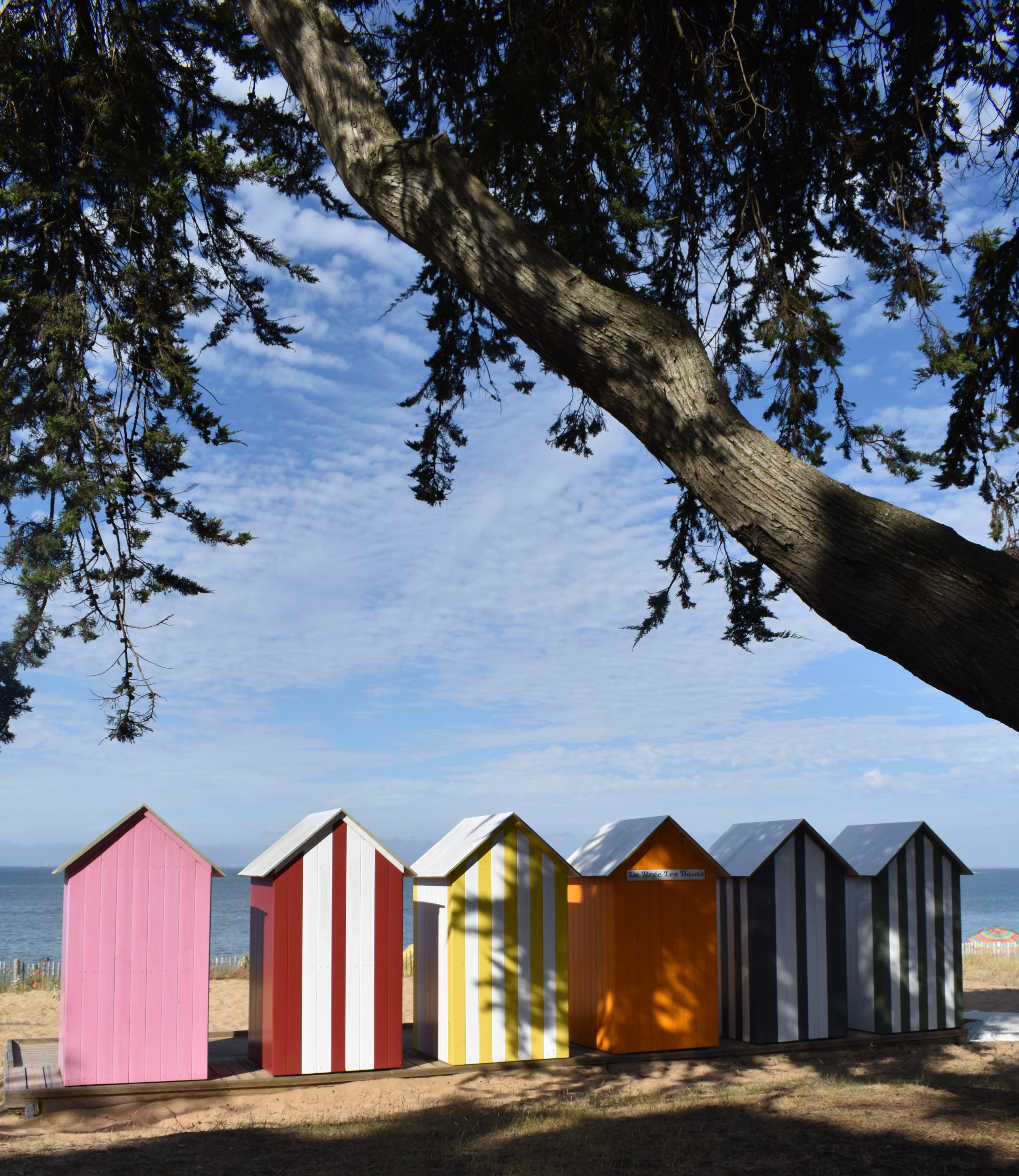 cabanons colorés en bord de plage