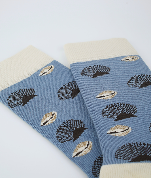 Chaussettes fantaisie en coton biologique beiges avec motif de coquillages et coraux