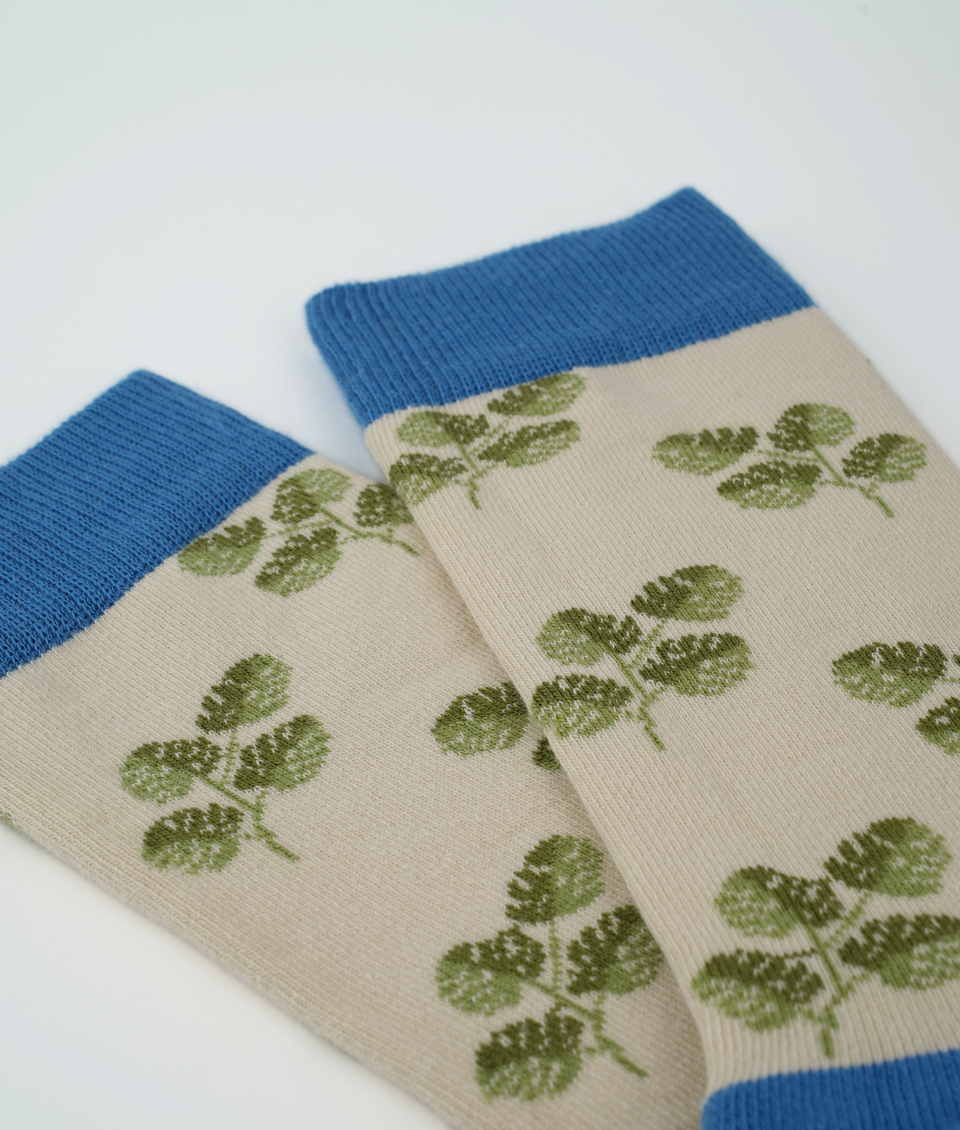 Chaussettes fantaisie en coton biologique beiges avec motif de plantes monsteras