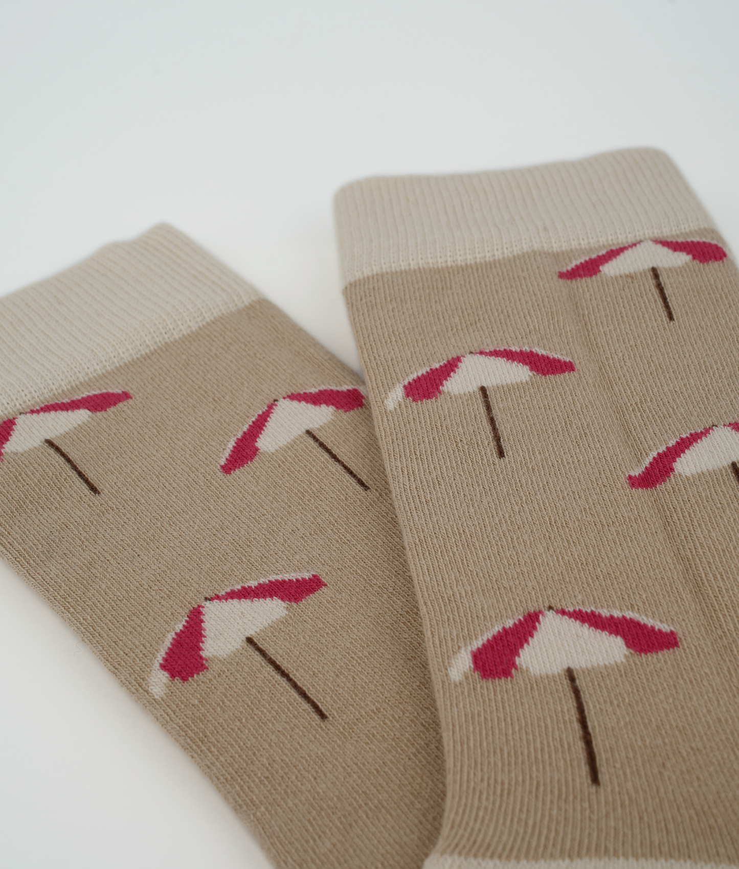 Chaussettes fantaisie en coton biologique roses, blanches et beiges avec motif de parasols