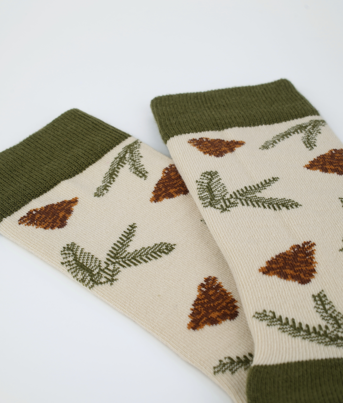 Chaussettes fantaisie en coton biologique beiges avec motif de pommes de pins