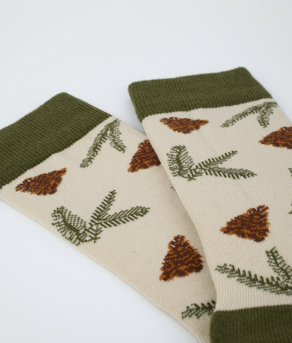 Chaussettes fantaisie en coton biologique beiges avec motif de pommes de pins