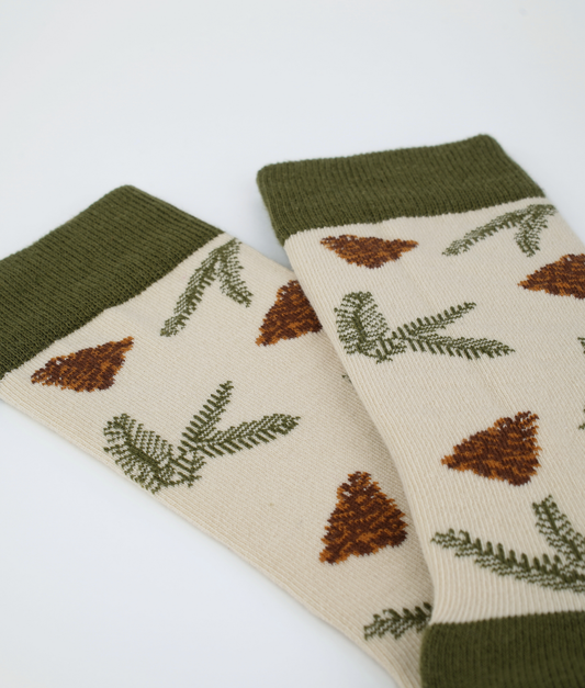Chaussettes fantaisie en coton biologique beiges avec motif de pommes de pins