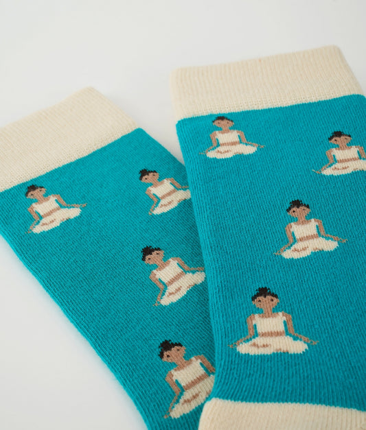 Chaussettes fantaisie beiges à motif de yoga.
