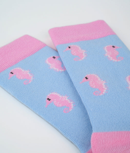 Chaussettes fantaisie en coton biologique à motif d'hippocampes roses. Fabriquées en Europe, confortables, résistantes et sans couture pour un usage quotidien.