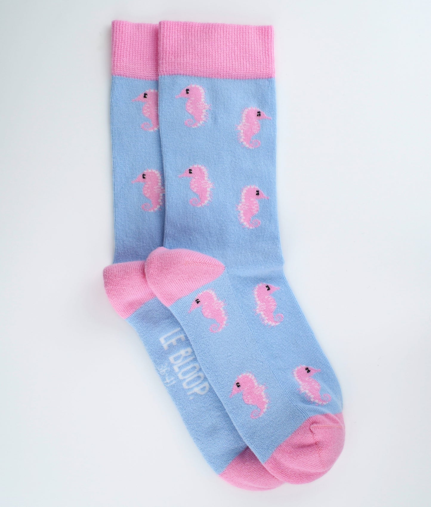 Chaussettes fantaisie en coton biologique à motif d'hippocampes roses. Fabriquées en Europe, elles offrent un confort optimal grâce à leurs zones renforcées et leurs finitions sans couture.