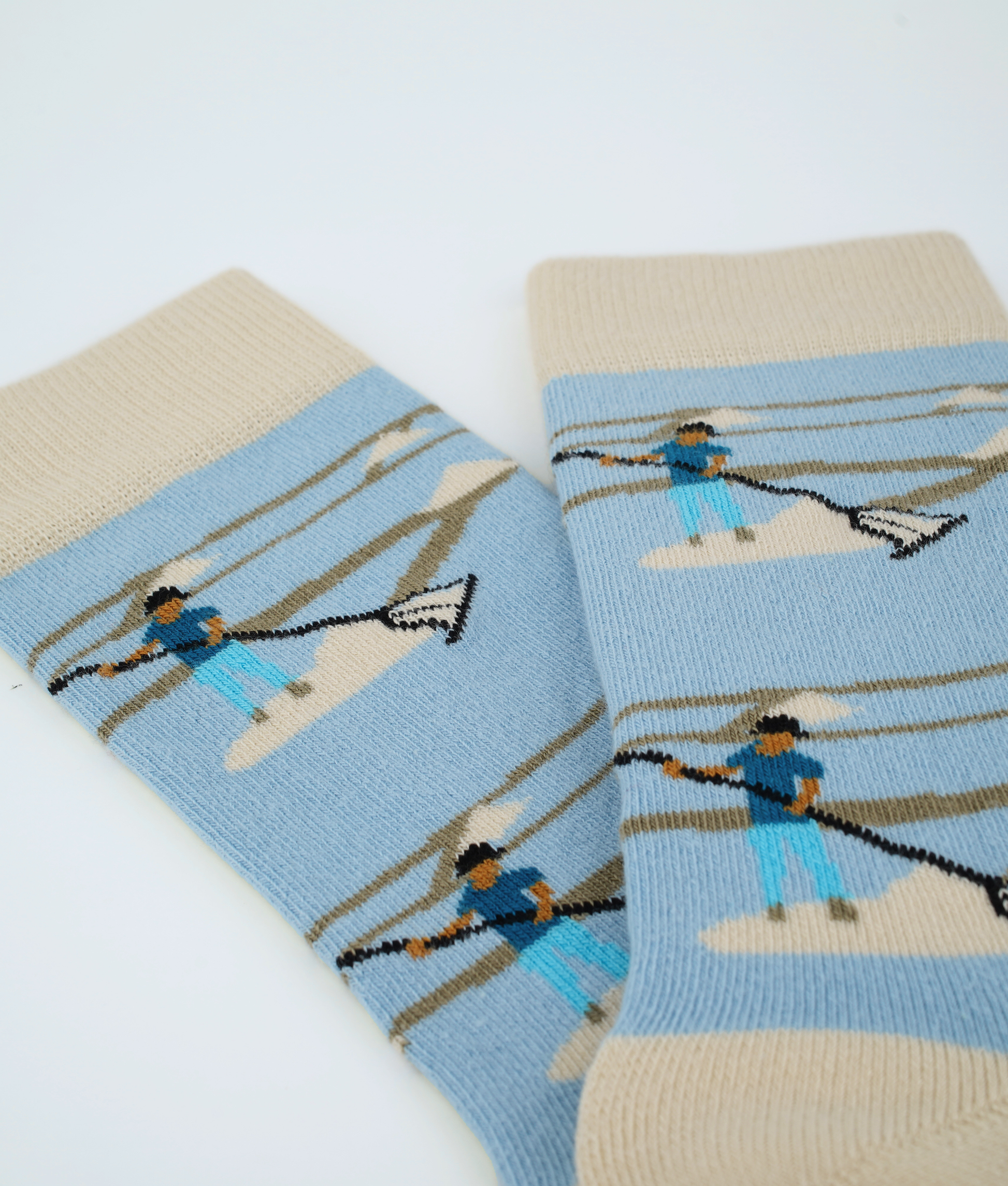 Chaussettes fantaisie en coton biologique bleu clair avec motif de sauniers des marais salants