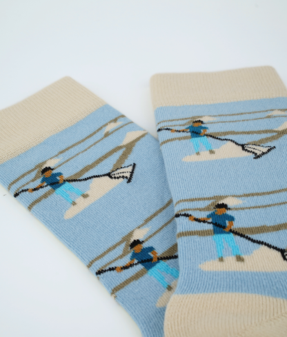 Chaussettes fantaisie en coton biologique bleu clair avec motif de sauniers des marais salants