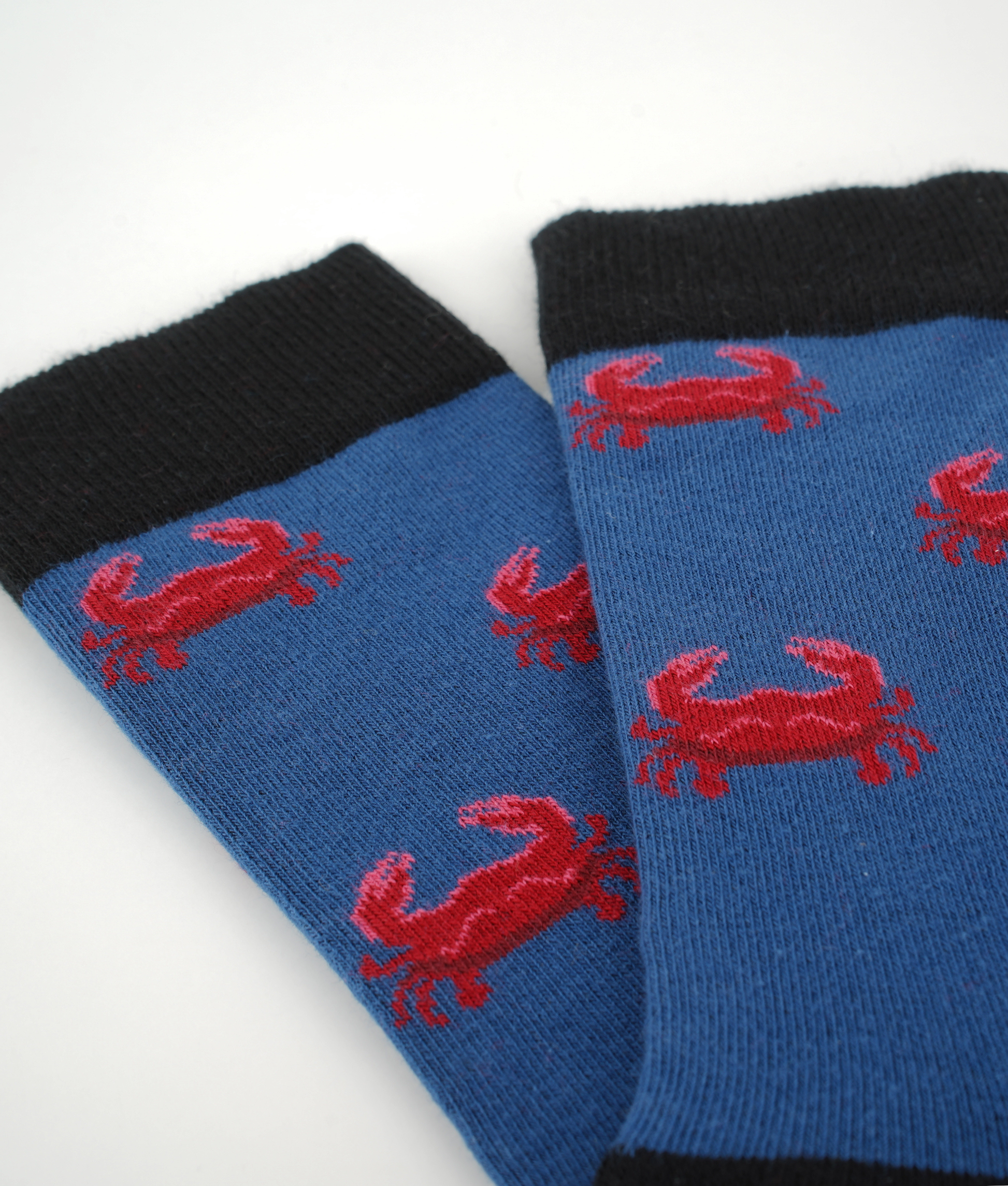 Chaussettes fantaisie en coton biologique bleu marine avec motif de crabes rouges