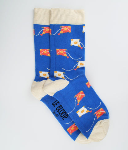 Chaussettes fantaisie bleu roi et crème en coton biologique à motif de cerfs-volants. Fabriquées en Europe, elles offrent un confort optimal grâce à leurs zones renforcées et leurs finitions plates sans couture.