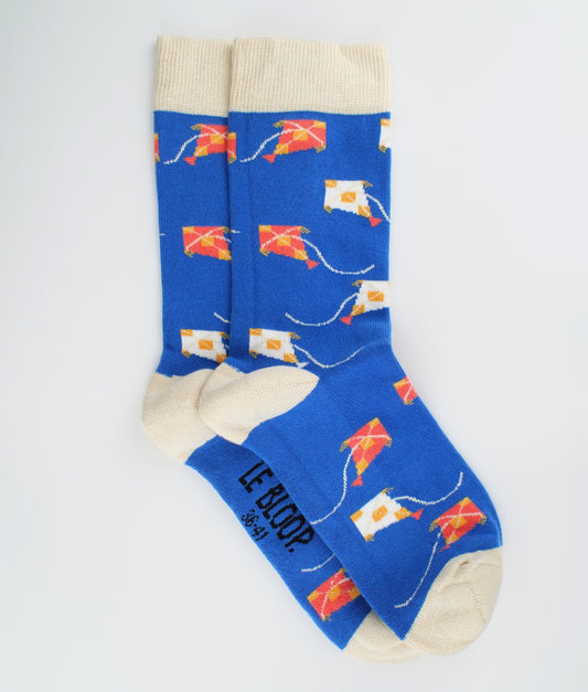 Chaussettes fantaisie bleu roi et crème en coton biologique à motif de cerfs-volants. Fabriquées en Europe, elles offrent un confort optimal grâce à leurs zones renforcées et leurs finitions plates sans couture.