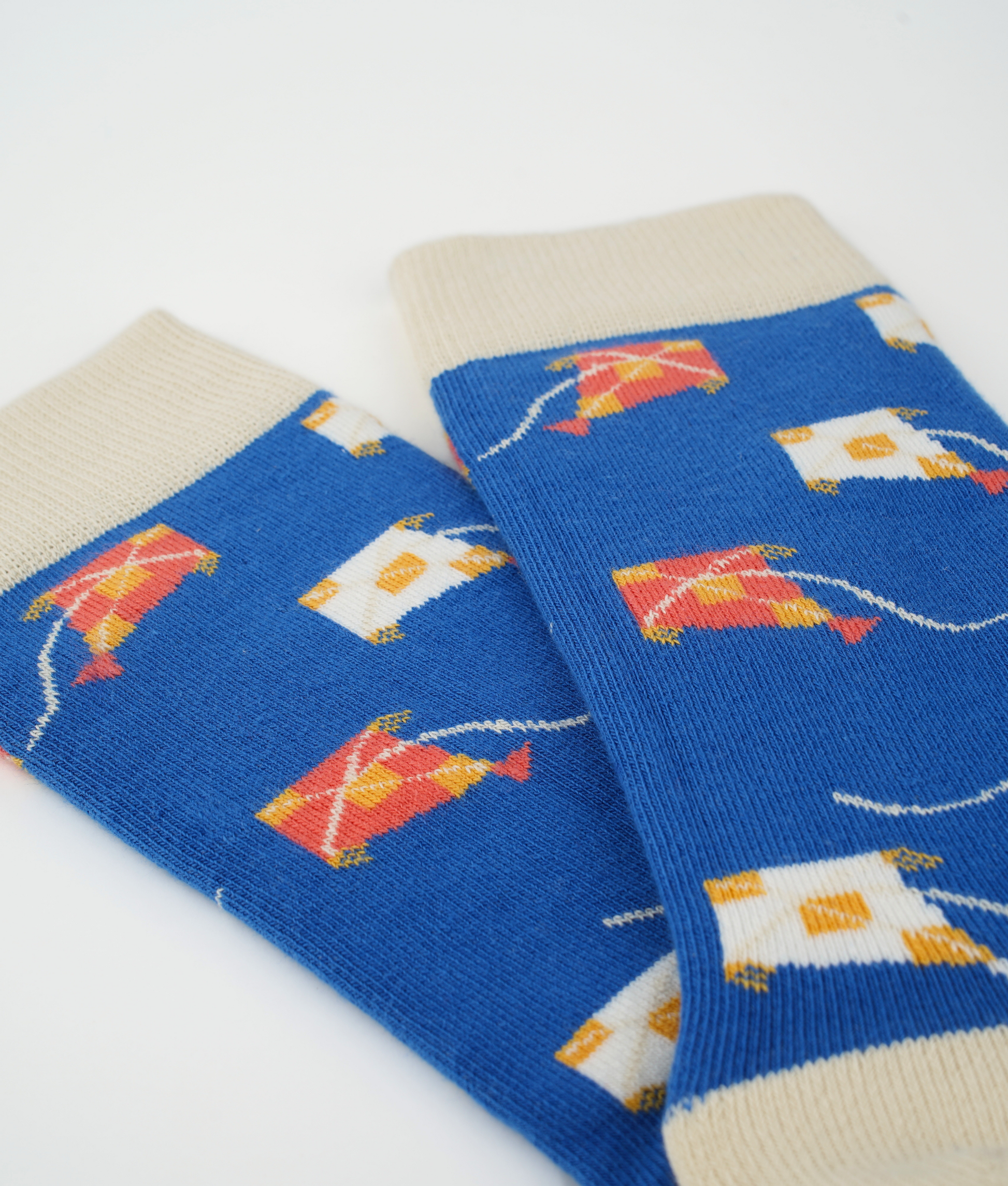 Chaussettes fantaisie en coton biologique bleu roi avec motif de cerfs-volants
