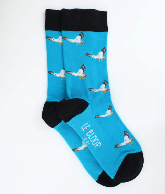Chaussettes fantaisie bleues et noires à motif de mouettes, inspirées des paysages du bord de mer.