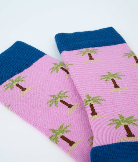 Chaussettes fantaisie en coton biologique bleu marine avec motif de palmiers roses.