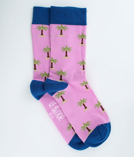 Chaussettes fantaisie en coton biologique bleu marine à motif de palmiers roses.