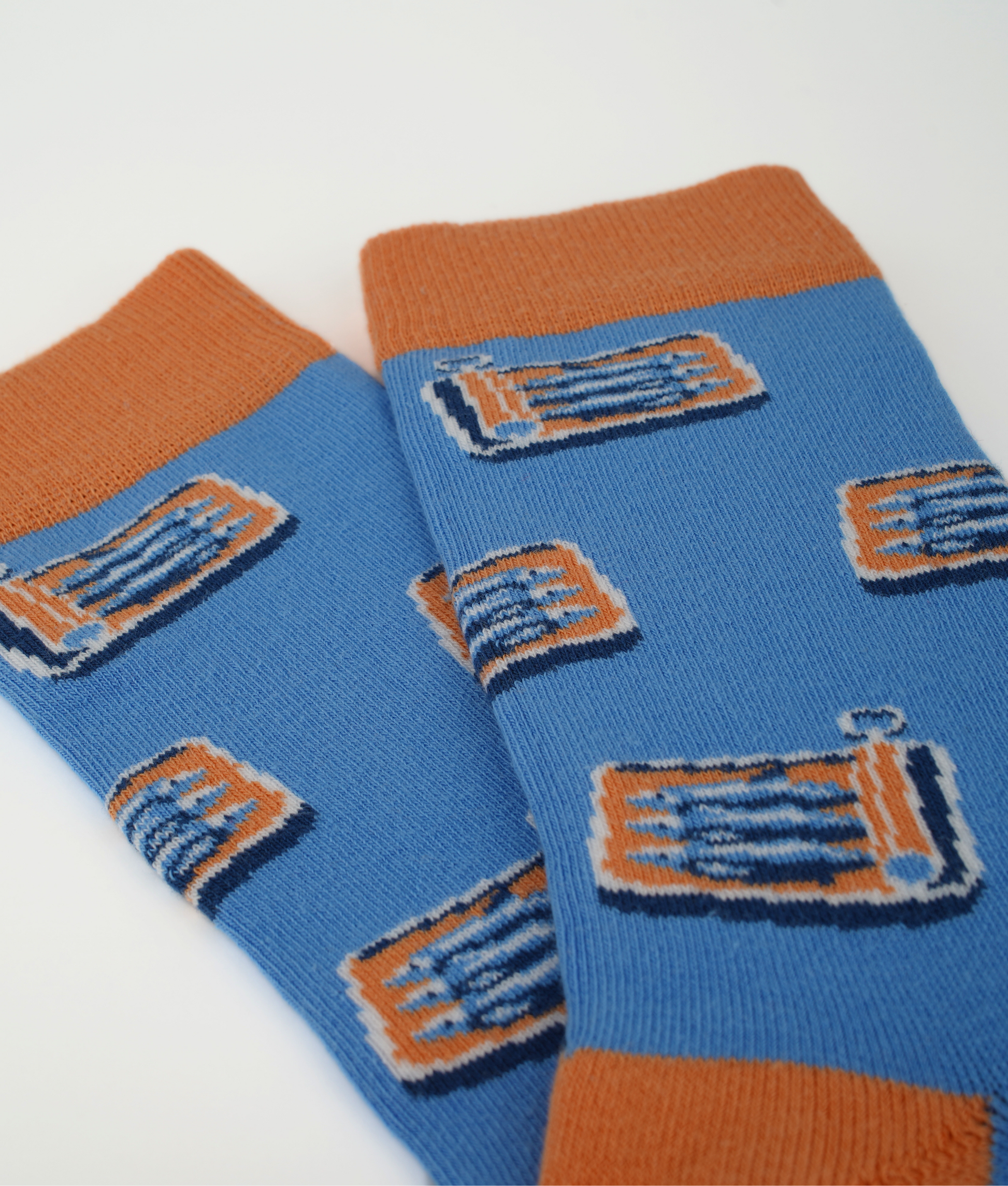 Chaussettes fantaisie en coton biologique bleues avec motif de boîtes de sardines