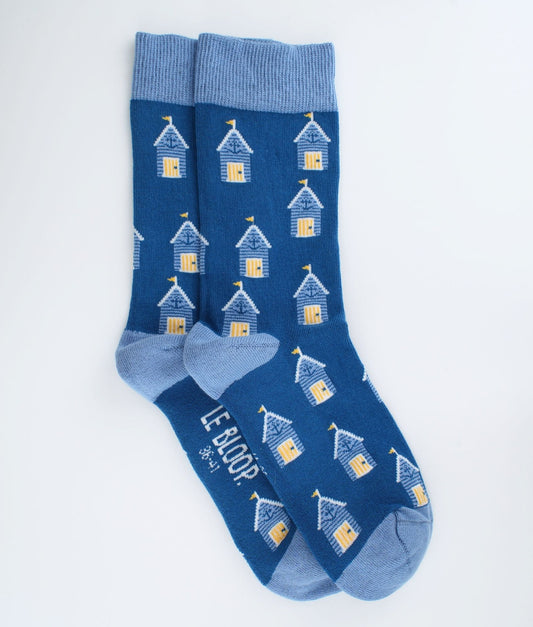 Chaussettes fantaisie bleues en coton biologique à motif de cabines de plage. Fabriquées en Europe, elles offrent un confort optimal grâce à leurs zones renforcées et leurs finitions plates sans couture.