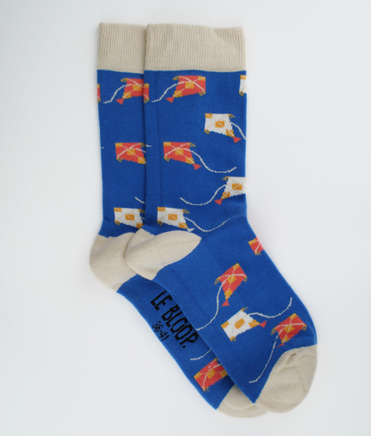 Chaussettes fantaisie en coton biologique bleu roi avec motif de cerfs-volants