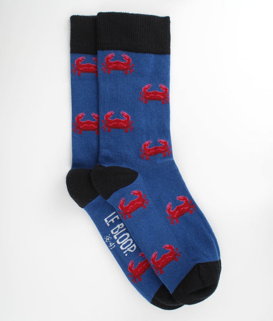 Chaussettes fantaisie bleues à motif de crabes rouges. Fabriquées en Europe en coton biologique, elles allient confort, douceur et originalité pour un style marin plein de caractère.