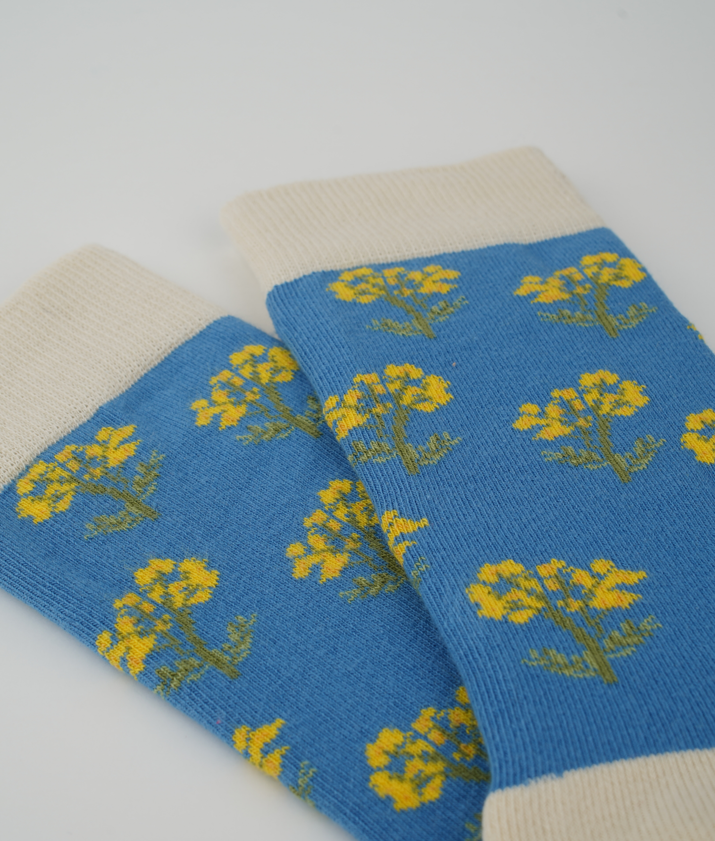 Chaussettes fantaisie en coton biologique bleues avec motif de fleurs immortelles