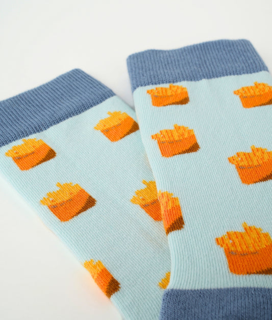 Chaussettes fantaisie bleues à motif de frites.