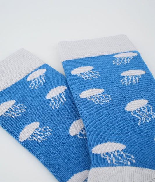 chaussettes fantaisie bleues à motif de méduses apportent une touche originale à votre quotidien. Tricotées en Europe en coton biologique, elles offrent un grand confort grâce à leurs renforts au talon et à la pointe ainsi qu'à leurs finitions plates sans couture.