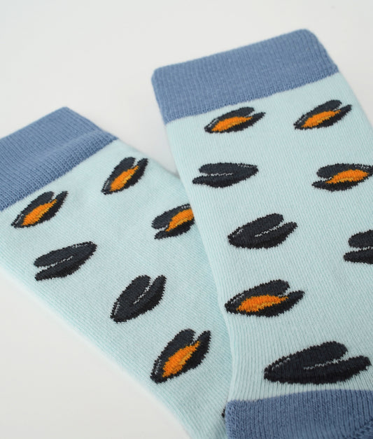 Chaussettes fantaisie bleues à motif de moules.