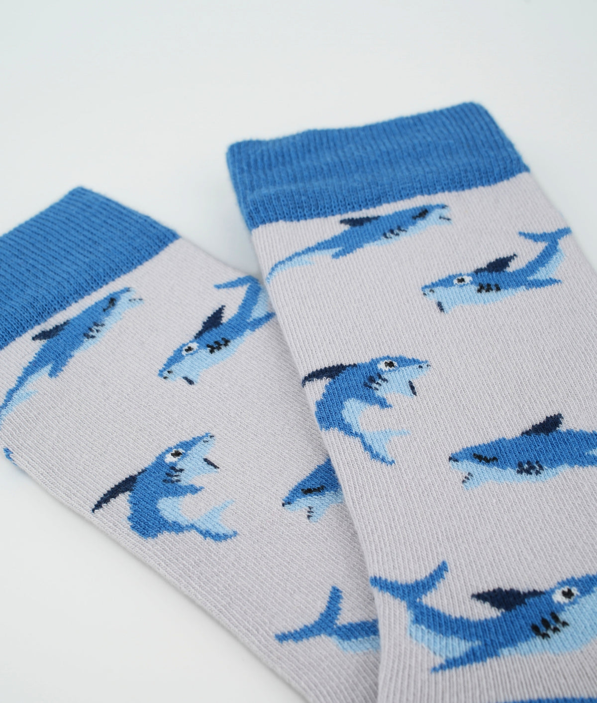 Chaussettes fantaisie bleues à motif de requins.