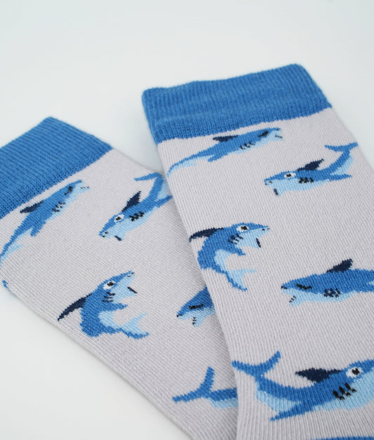 Chaussettes fantaisie bleues à motif de requins.