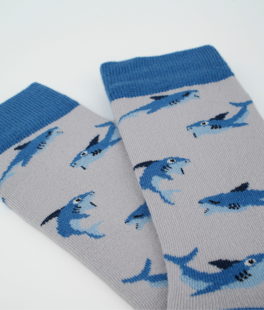 Chaussettes fantaisie en coton biologique bleues avec motif de requins