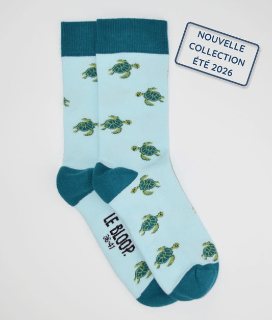 Chaussettes fantaisie bleues turquoise et bleu marine à motif tortue, en coton biologique, fabriquées au Portugal, confortables et résistantes.