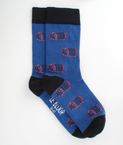 Chaussettes fantaisie bleues à motif de casiers à crabes. Fabriquées en Europe en coton biologique, elles offrent confort, douceur et une touche marine originale au quotidien.