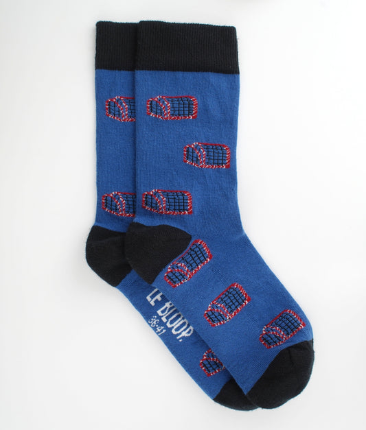 Chaussettes fantaisie bleues à motif de casiers à crabes. Fabriquées en Europe en coton biologique, elles offrent confort, douceur et une touche marine originale au quotidien.