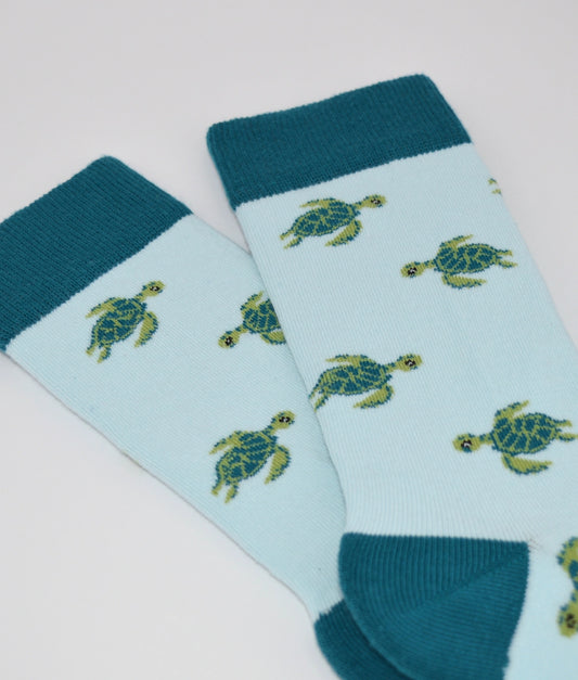 Chaussettes fantaisie bleues turquoise et bleu marine à motif tortue, en coton biologique, fabriquées en Europe.