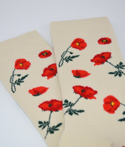 Chaussettes fantaisie crème et rouges à motif coquelicots, en coton biologique, fabriquées en Europe.