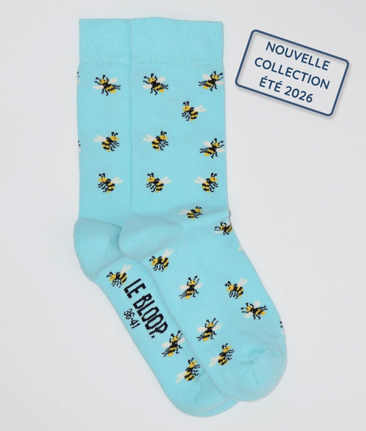 Chaussettes fantaisie bleu clair à motif abeilles, en coton biologique, fabriquées au Portugal, confortables et résistantes.