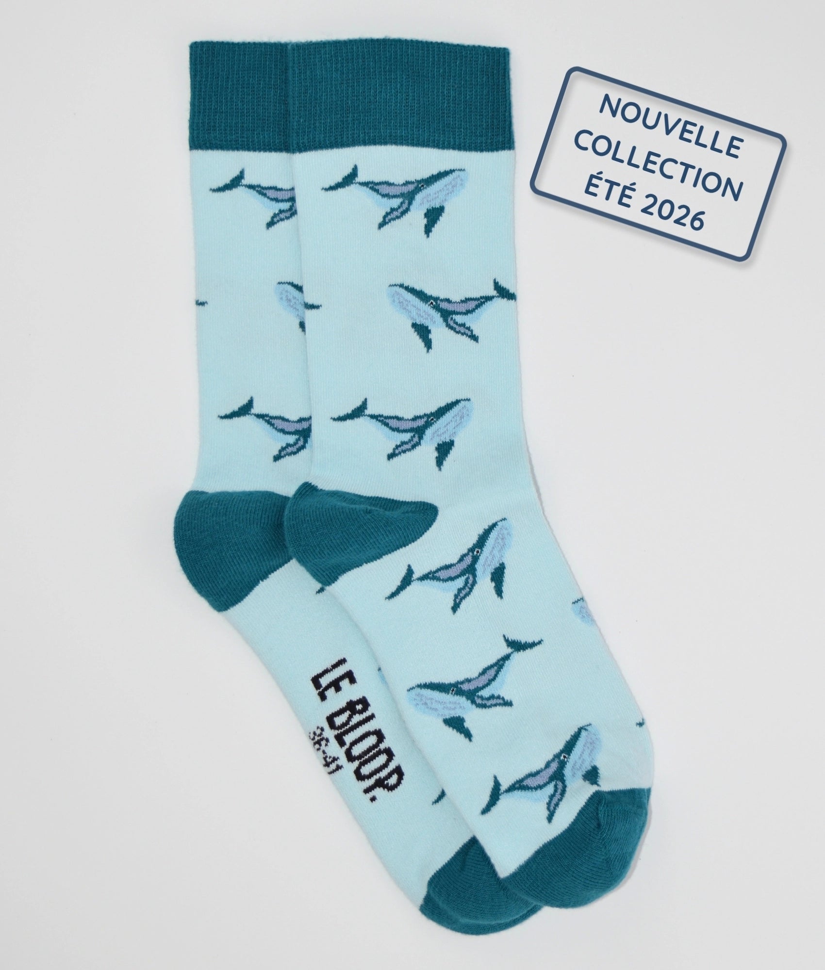 Chaussettes fantaisie bleu marine et turquoise à motif baleines, en coton biologique, fabriquées au Portugal, confortables et résistantes.