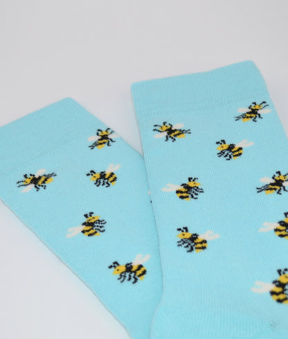 Chaussettes fantaisie bleu clair à motif abeilles, en coton biologique, fabriquées en Europe.